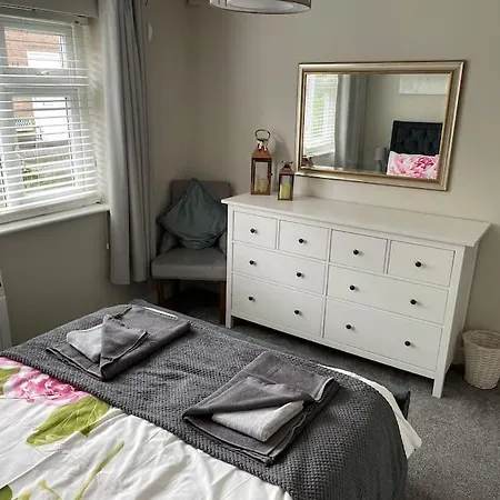 Comfortable Ground Floor, 2 Bedroom Modern Apartment Altrincham Exterior photo