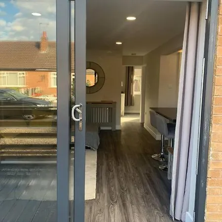 Comfortable Ground Floor, 2 Bedroom Modern Apartment Altrincham Exterior photo