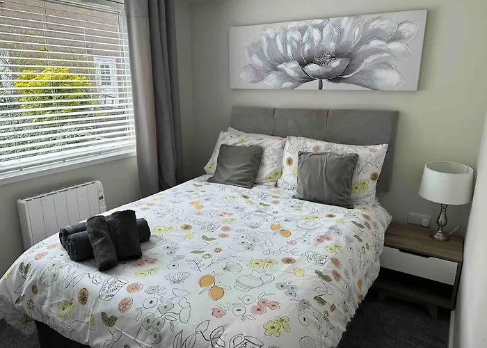 Comfortable Ground Floor, 2 Bedroom Modern Apartment