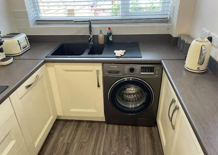 Comfortable Ground Floor, 2 Bedroom Modern Apartment