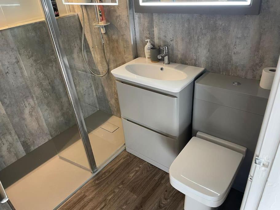 Villa Comfortable Ground Floor, 2 Bedroom Modern *