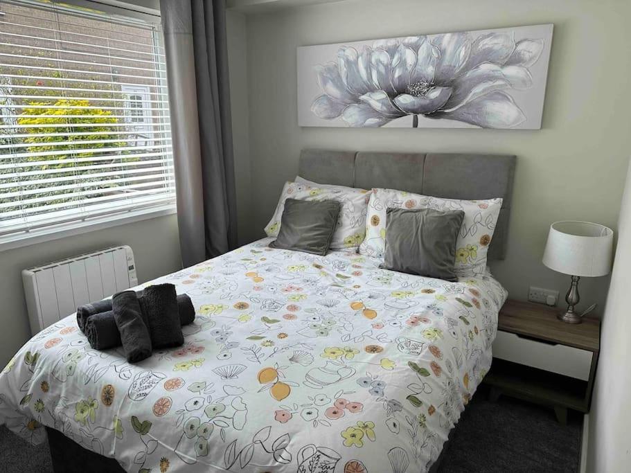 Comfortable Ground Floor, 2 Bedroom Modern * Altrincham