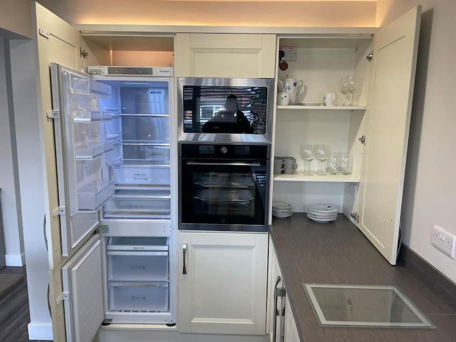 Comfortable Ground Floor, 2 Bedroom Modern Villa Altrincham