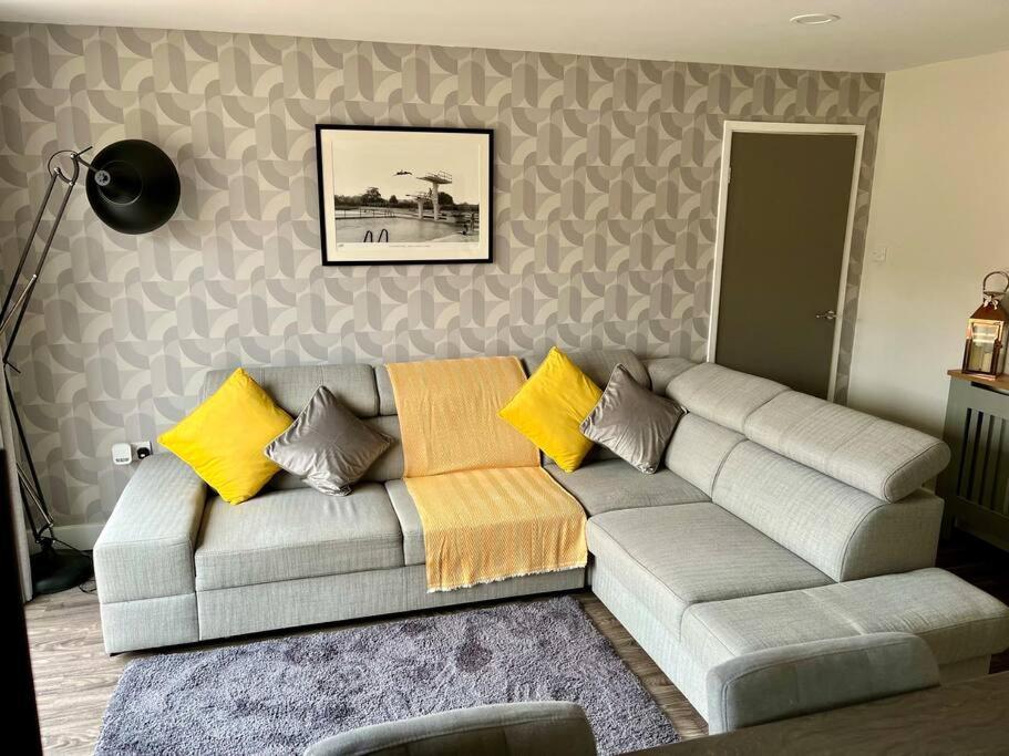 Comfortable Ground Floor, 2 Bedroom Modern Altrincham