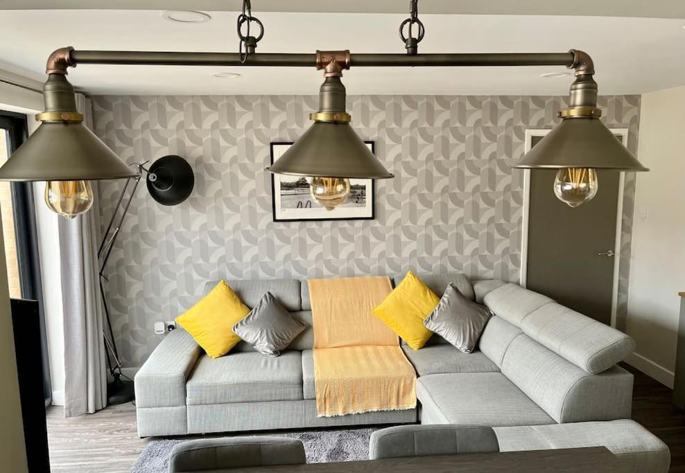 Comfortable Ground Floor, 2 Bedroom Modern * Altrincham