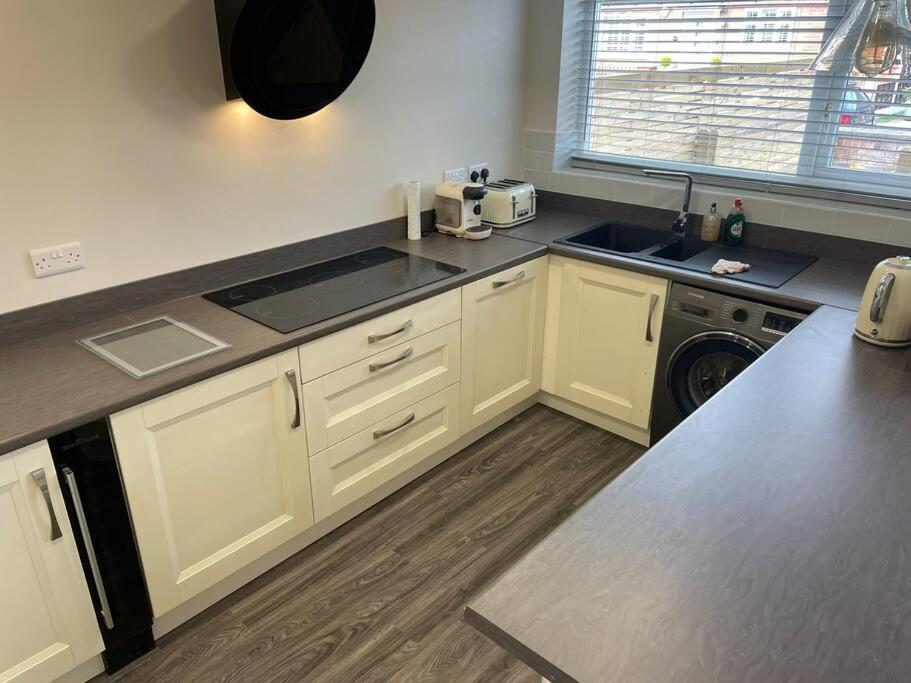 Comfortable Ground Floor, 2 Bedroom Modern Villa Altrincham