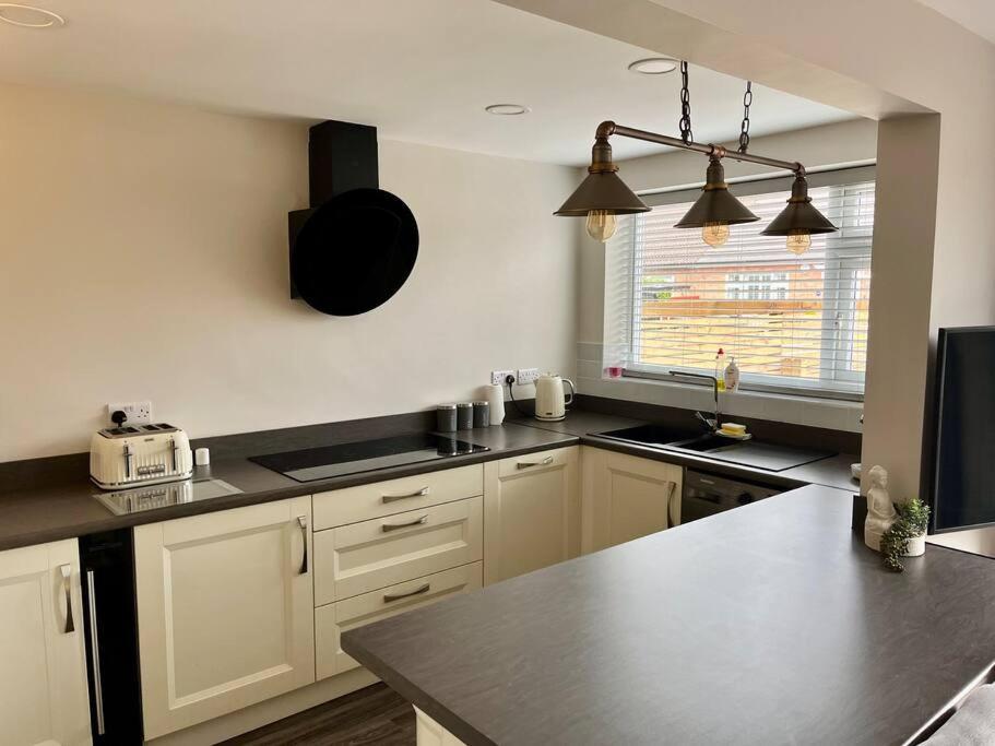 Comfortable Ground Floor, 2 Bedroom Modern Altrincham